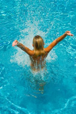 Havuzda duran kadın