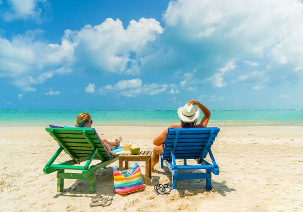 Coppia Sulla Spiaggia Resort Tropicale Concetto Viaggio — Foto Stock