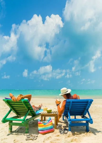 Pareja Playa Complejo Tropical Concepto Viaje —  Fotos de Stock