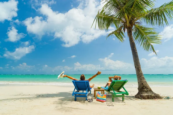 热带旅游胜地海滩上的情侣旅行概念 — 图库照片