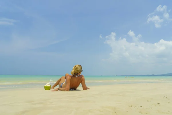 Mulher na praia tailandesa da ilha de Poda — Fotografia de Stock