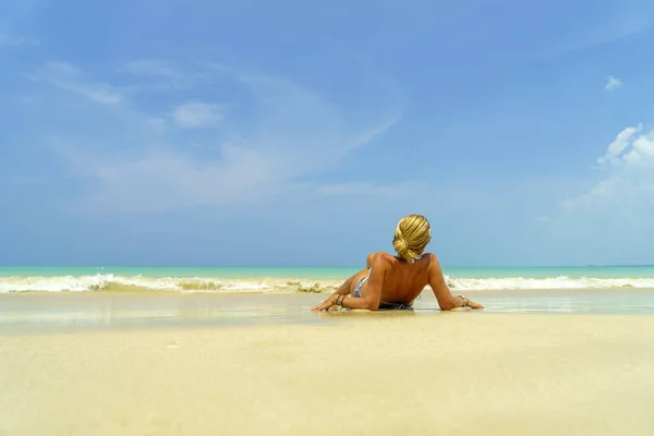 Vrouw op het Thaise strand van Poda eiland — Stockfoto