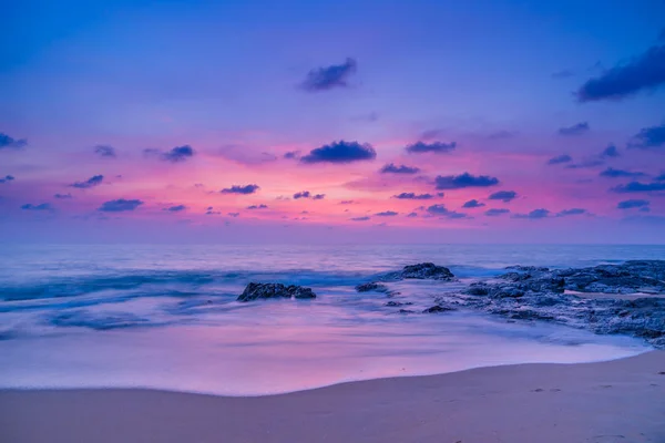 Закат над пляжем Кхао Лак — стоковое фото