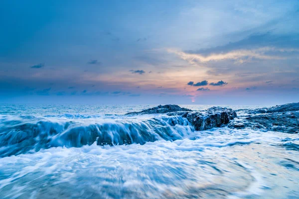 Pôr do sol sobre a praia de Khao Lak — Fotografia de Stock