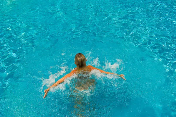 Mujer de pie en la piscina —  Fotos de Stock