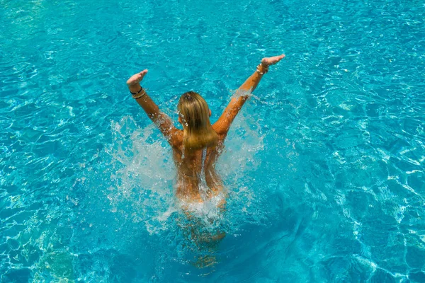 Femme debout dans la piscine — Photo