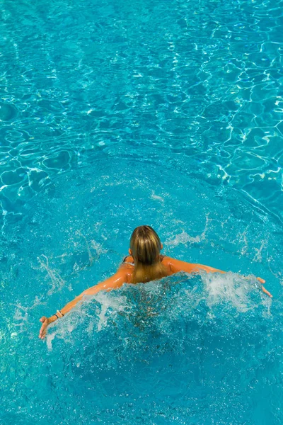 Mulher de pé na piscina — Fotografia de Stock