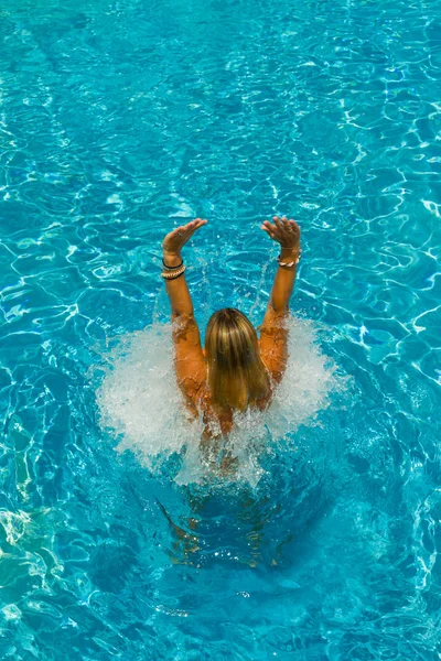 Mulher de pé na piscina — Fotografia de Stock