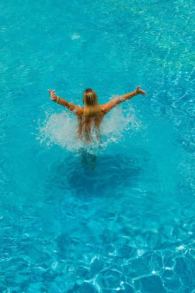 Frau steht im Pool — Stockfoto