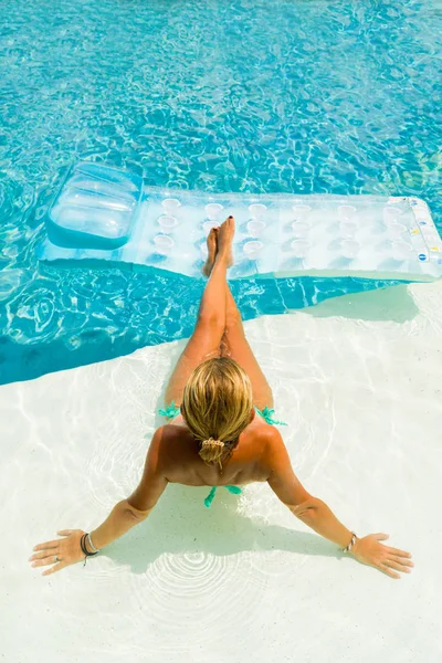 Femme sur une lilo à la piscine — Photo