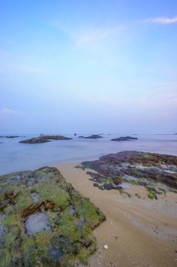 günbatımı khao lak Plajı üzerinde 
