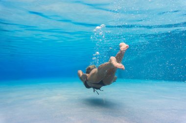 Kadın havuzda su altında bikini