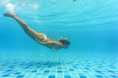 Kadın bikini yüzme havuzunda