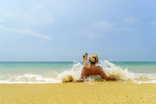 Kvinnan på stranden i Thailand — Stockfoto