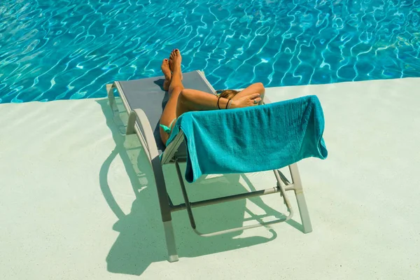 プールサイドのサンベッドで楽しむ女性 — ストック写真