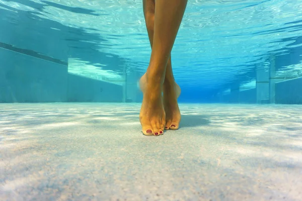 Vrouw in bikini bij zwembad onderwater — Stockfoto