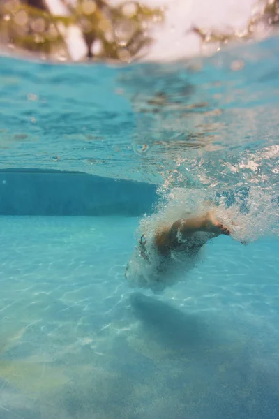 Mulher de biquíni na piscina — Fotografia de Stock