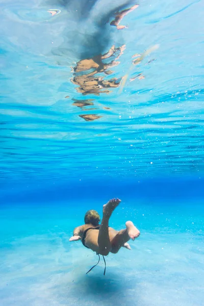 Frau im Bikini am Pool unter Wasser — Stockfoto