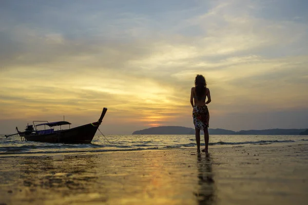 Coucher de soleil sur la mer d'Andaman, province de Krabi, Thaïlande — Photo