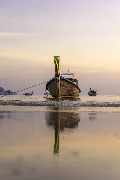 Por do sol no mar de Andaman, província de Krabi, Tailândia — Fotografia de Stock