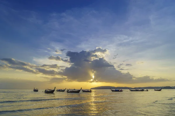 Παραδοσιακά Ταϊλάνδης σκάφη στο sunset beach. Άο Νανγκ, Κράμπι — Φωτογραφία Αρχείου