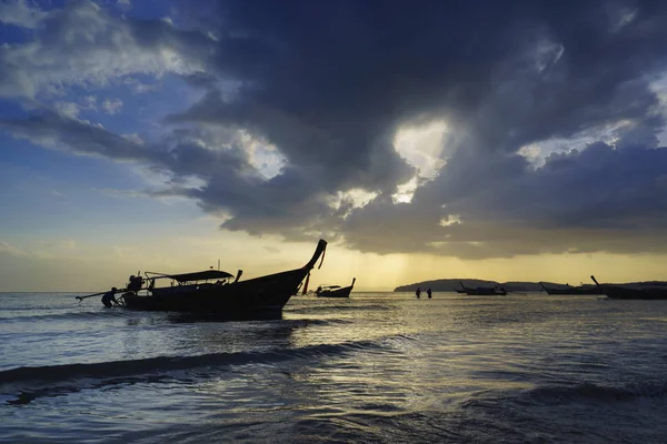 Barcos tailandeses tradicionales en la playa del atardecer. Ao Nang Krabi provincia — Foto de Stock