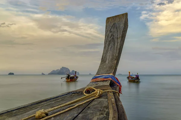 Παραδοσιακά Ταϊλάνδης σκάφη στο sunset beach. Άο Νανγκ, Κράμπι — Φωτογραφία Αρχείου