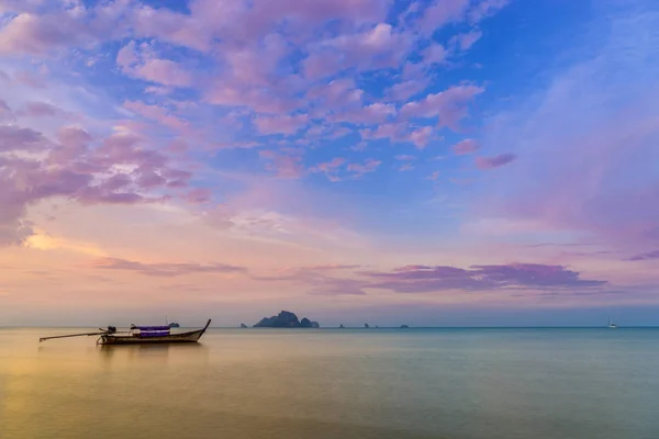 Solnedgång på Andamansjön, Krabi provinsen, Thailand — Stockfoto