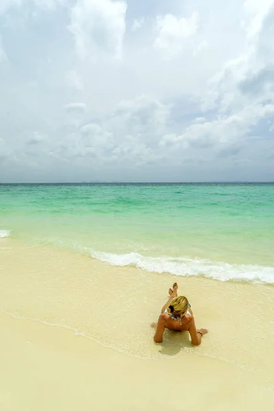 Žena na pláži v Thajsku — Stock fotografie