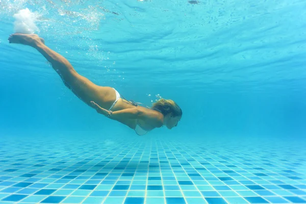 Kvinna i Bikini vid poolen — Stockfoto