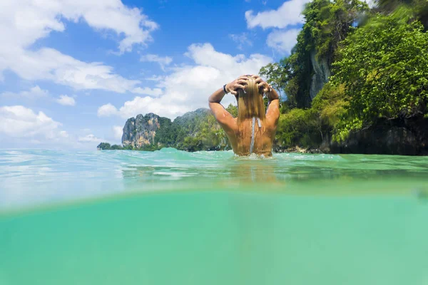 Femme dans la mer en Thaïlande — Photo