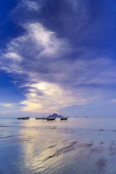 Barcos tailandeses tradicionales en la playa del atardecer. Ao Nang Krabi provincia —  Fotos de Stock