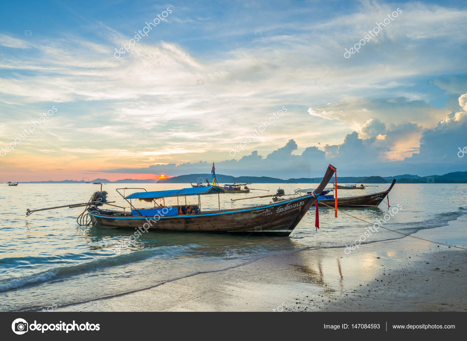 Bateau Traditionnel De Longue Queue Au Coucher Du Soleil à