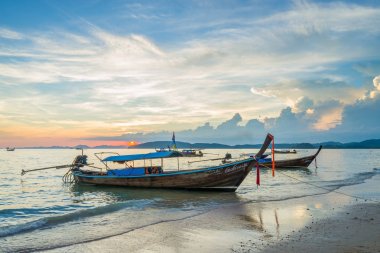 Gün batımında geleneksel long tail tekne Ao Nang Krabi Tayland