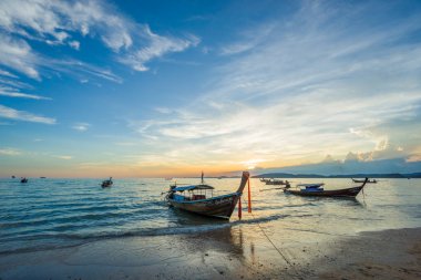 Gün batımında geleneksel long tail tekne Ao Nang Krabi Tayland