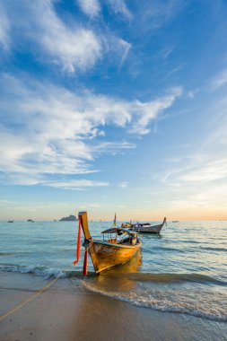 Gün batımında geleneksel long tail tekne Ao Nang Krabi Tayland