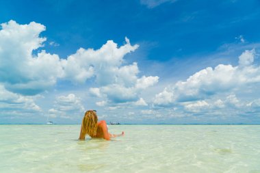  kadın Tay plaj Poda Adası