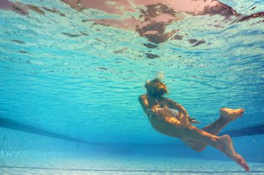 Kadın bikini yüzme havuzunda