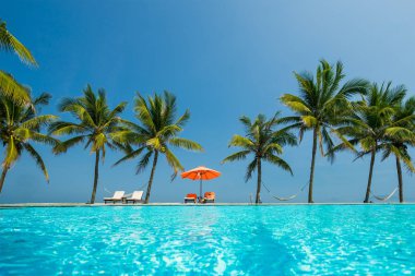 kadın lüks spa resort yüzme havuzunda. 