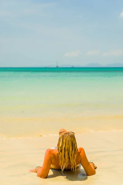 Donna sulla spiaggia tailandese di Railay a Krabi — Foto Stock