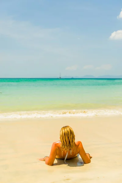 Kobieta na tajski plaży Railay w Krabi — Zdjęcie stockowe