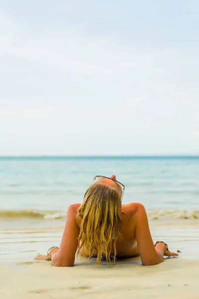 Donna sulla spiaggia tailandese di Railay a Krabi — Foto Stock