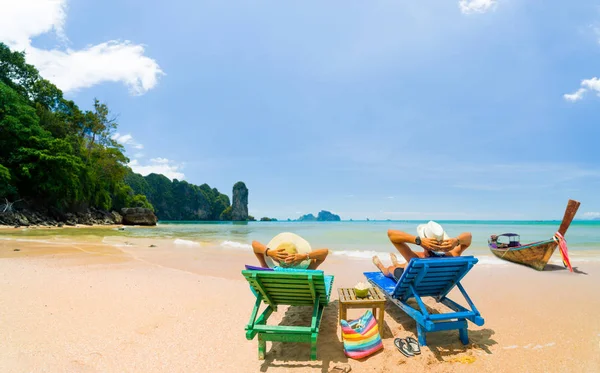 Coppia Sulla Spiaggia Resort Tropicale Concetto Viaggio — Foto Stock