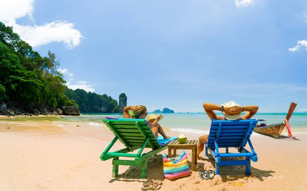 Paar am Strand eines tropischen Urlaubsortes — Stockfoto