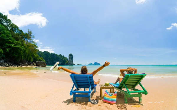 Pareja en la playa en el resort tropical Travel —  Fotos de Stock