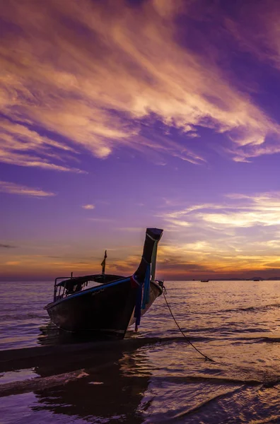 Traditional thai boats at sunset beach. Ao Nang Krabi province — Stock Photo, Image