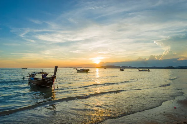 Gün batımında geleneksel long tail tekne Ao Nang Krabi Tayland
