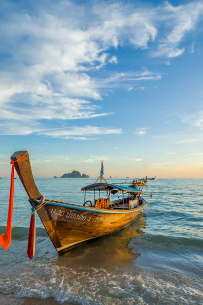 Παραδοσιακή μακρά ουρά βάρκα το ηλιοβασίλεμα στην Ταϊλάνδη Ao Nang Krabi — Φωτογραφία Αρχείου