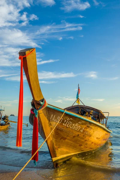 Bateau traditionnel à queue longue au coucher du soleil à Ao Nang Krabi Thaïlande — Photo