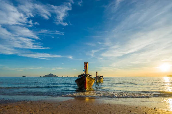 Barco de cauda longa tradicional ao pôr do sol em Ao Nang Krabi — Fotografia de Stock